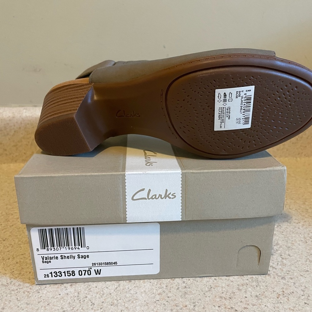 - NWT Clark’s Wonen’s Valerie Shelly Heeled Sandal. Sage color Size 7W - Picture 3 of 3